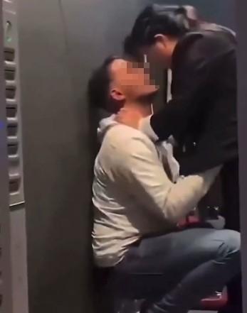 外籍男士一度不顧阿姨掙扎,將手伸進其上衣內部。(圖/翻攝自X@xiaoxiaoyang09)