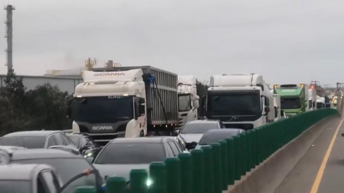 現場嚴重回堵。（圖 ／翻攝職業聯結車職業大貨車職業大客車拉拉隊運輸業照片影片資訊分享團）