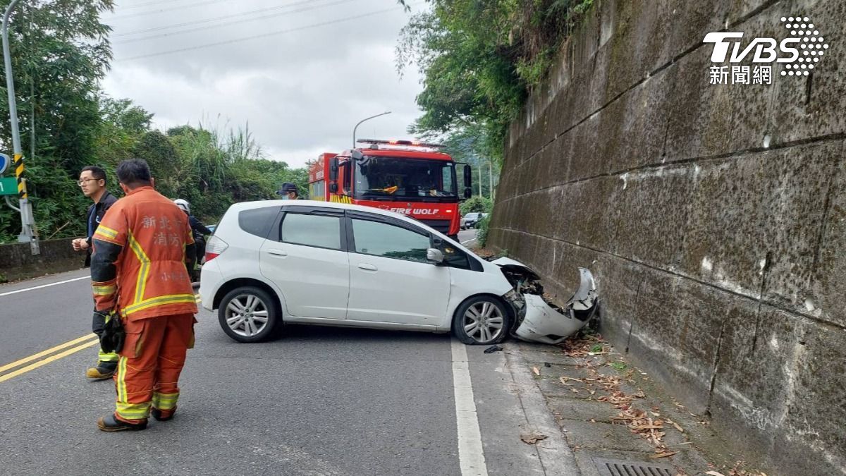 新店轎車詭撞山壁 警「驗出海洛因」他肋骨斷了仍不認
