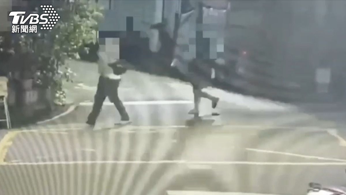 犯嫌一夥共3人除了徒步逃逸，還坐計程車連停5處地點躲避追緝。（圖／TVBS）