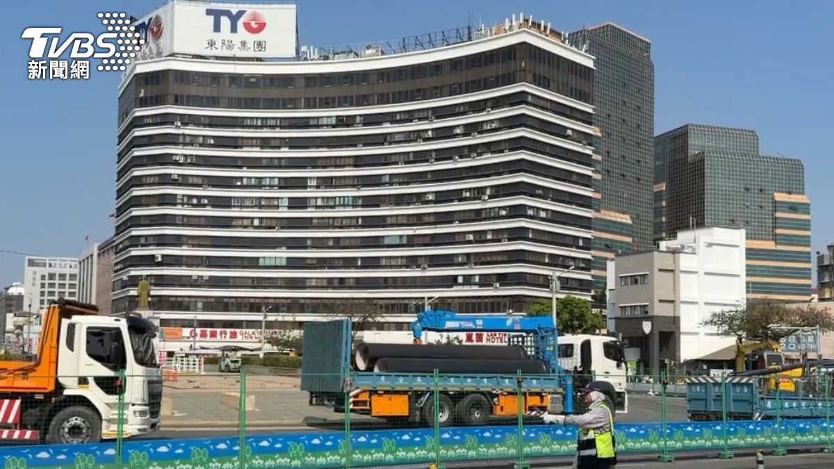 台南驚傳現實版「寄生上流」，台中一名富商日前收到大樓管理會欠繳通知，南下處理才發現套房被人霸佔。（圖／TVBS）