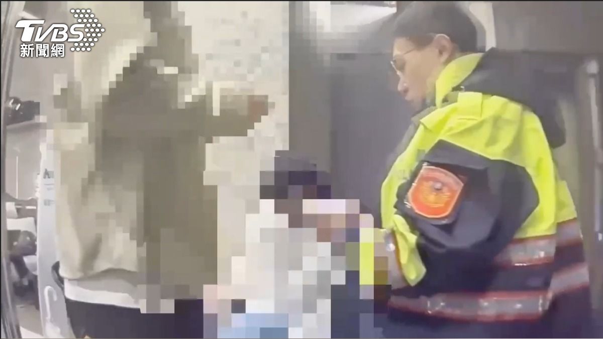 警方針對駕駛違規行為製單開罰。(圖/TVBS)