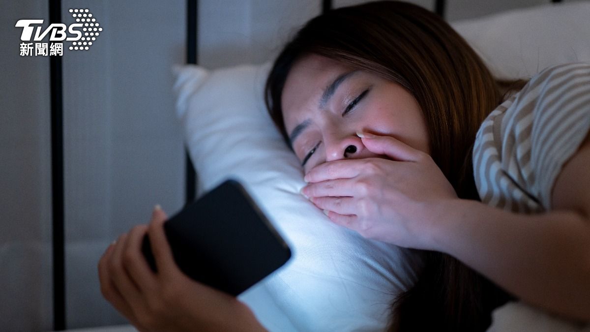 放假捨不得睡覺，都在熬夜追劇、打電動。（示意圖／shutterstock達志影像）