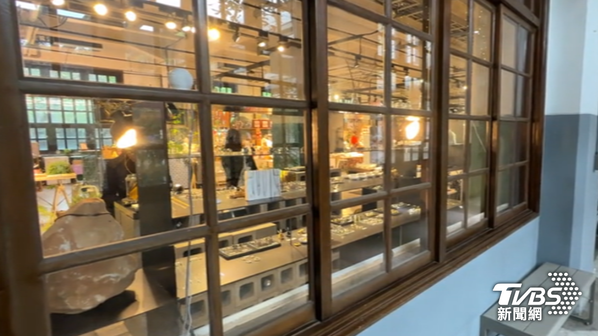 松菸金工店人潮多,遭竊賊盯上偷銀戒。(圖/TVBS)