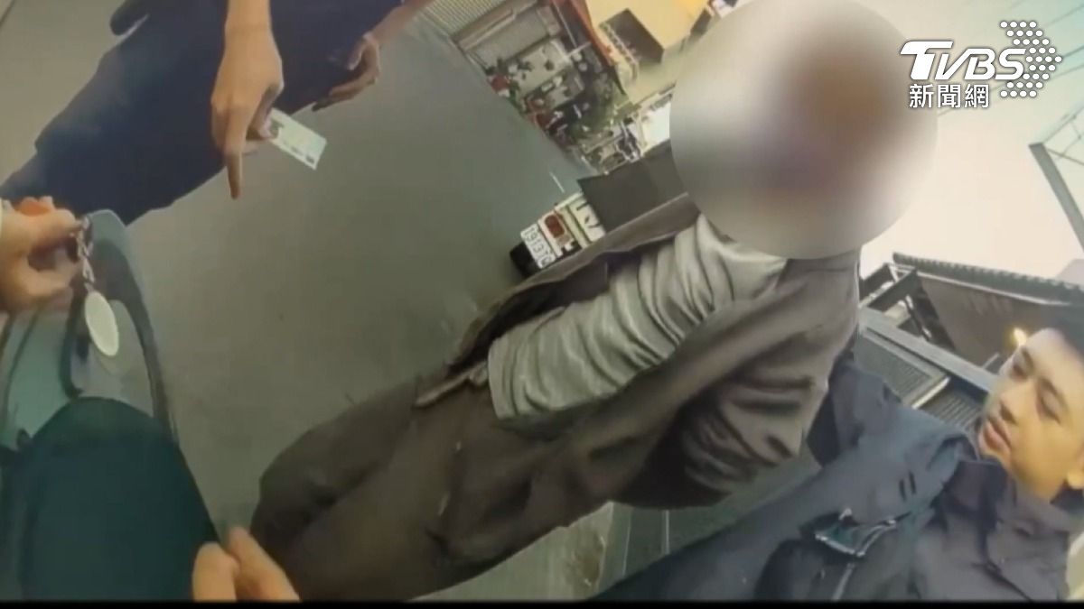 警方到場時,林姓嫌犯表現異常冷靜,遭攻擊的兩名男子中,一人頭破血流蹲在旁邊。(圖/TVBS)