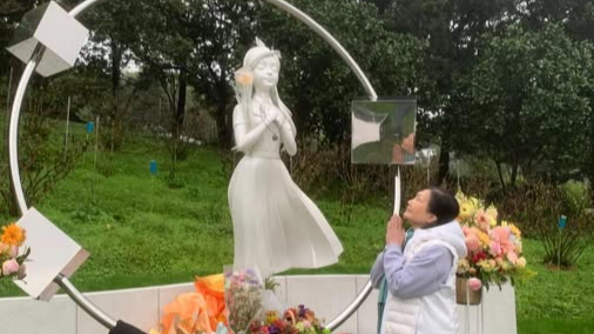 S媽雨中探望大S!雙手合十慟喊寶貝 爆「兒子」具俊曄生病了