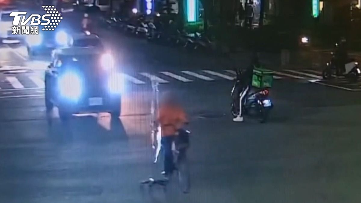 白髮阿嬤竟一邊吊著點滴、一邊騎單車穿梭在車流量大的路段,目擊民眾驚呼阿嬤根本是用生命在騎車。(圖/TVBS)