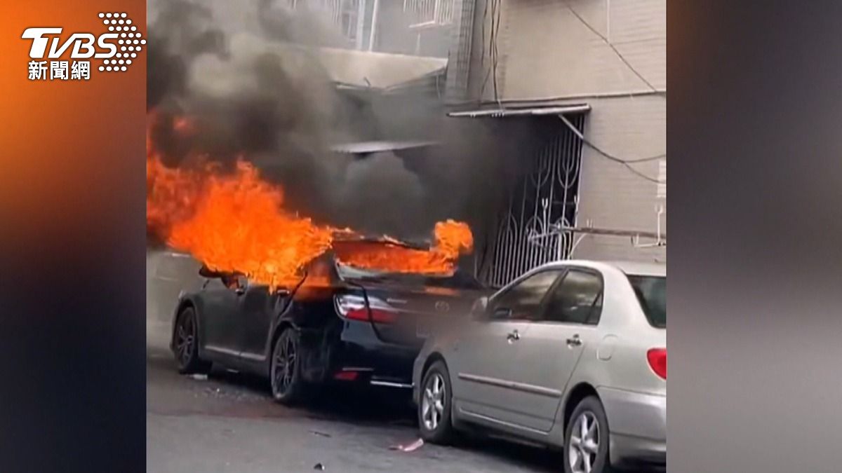 車主當時準備開車載瓦斯桶給朋友,沒想到車輛才剛發動,車輛就發生爆炸,聲響大到地板都震動,火焰更竄升至3樓高度。(圖/民眾提供)