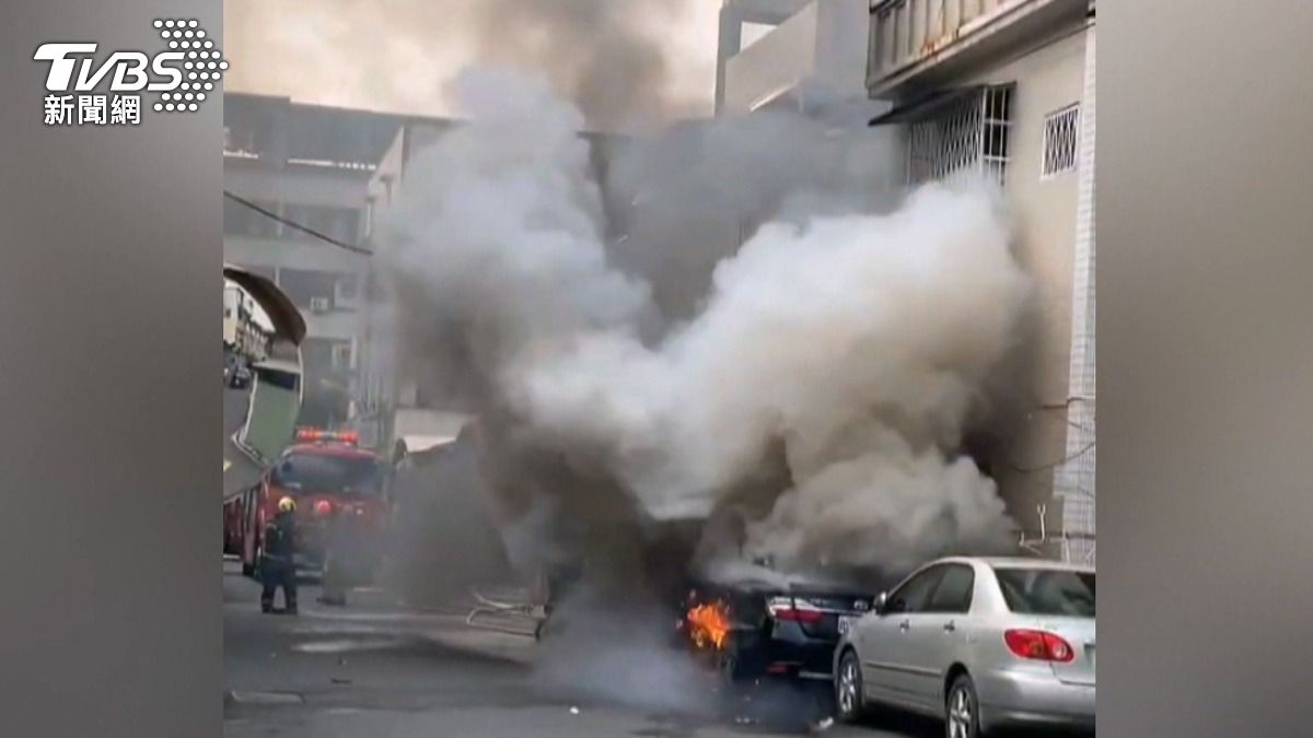 現場汽車燒成一團火球,冒出滾滾黑煙,火舌不斷從車頂竄出,還不時傳出爆炸聲響。(圖/民眾提供)