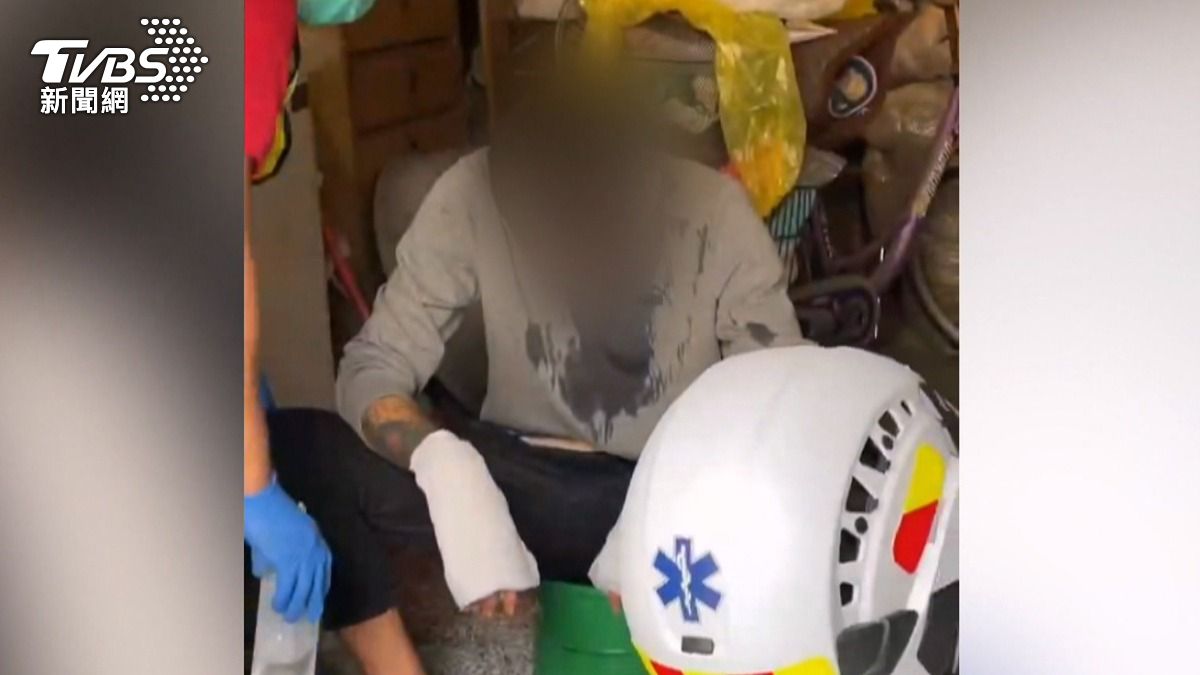 陳姓車主臉色痛苦坐在一旁等待送醫,因爆炸當時人正好在車內,全身多處燒燙傷,傷勢嚴重。(圖/民眾提供)
