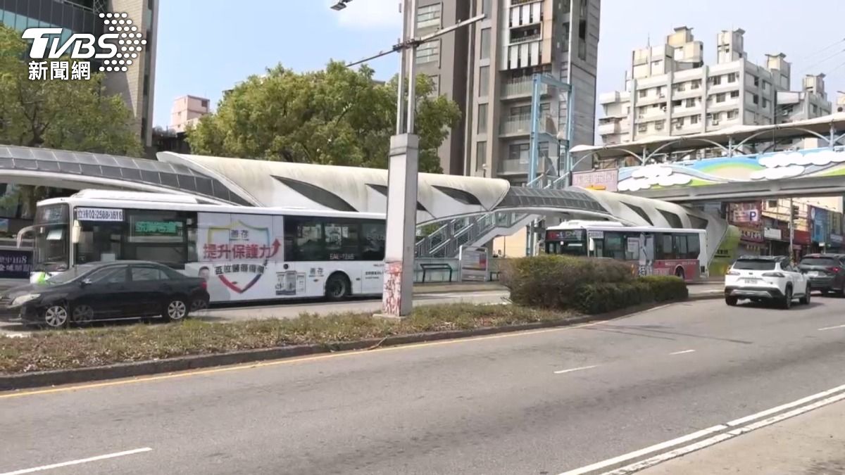 公車門壞了!乘客秒變「關門大弟子」 手動開關門。(圖/TVBS)