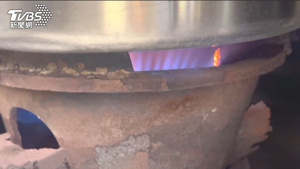 瓦斯飆到690元 餐飲業老闆苦撐。(圖/TVBS)