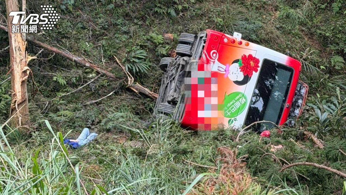 交通部查杉林溪事故車輛109年出廠,駕駛證件均合格、無事故紀錄。(圖/TVBS)