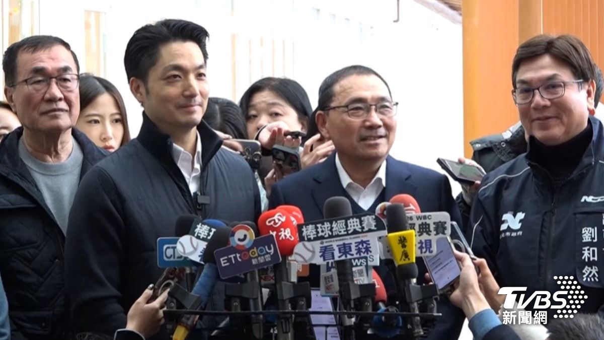 台北市長蔣萬安今日參訪新北市兩處公共托育中心，北市副市長李四川、新北市長侯友宜、新北市副市長劉和然也都出席。（圖／新北市府提供）