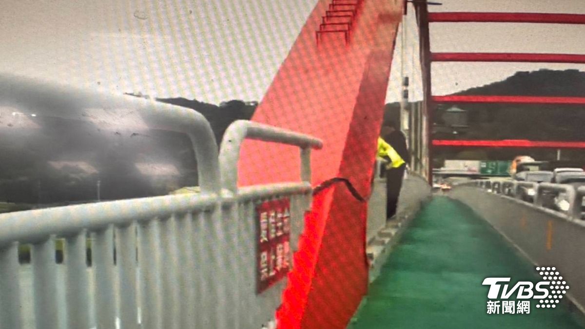 快訊／新北關渡橋68歲男墜河　警消急救起仍宣告不治