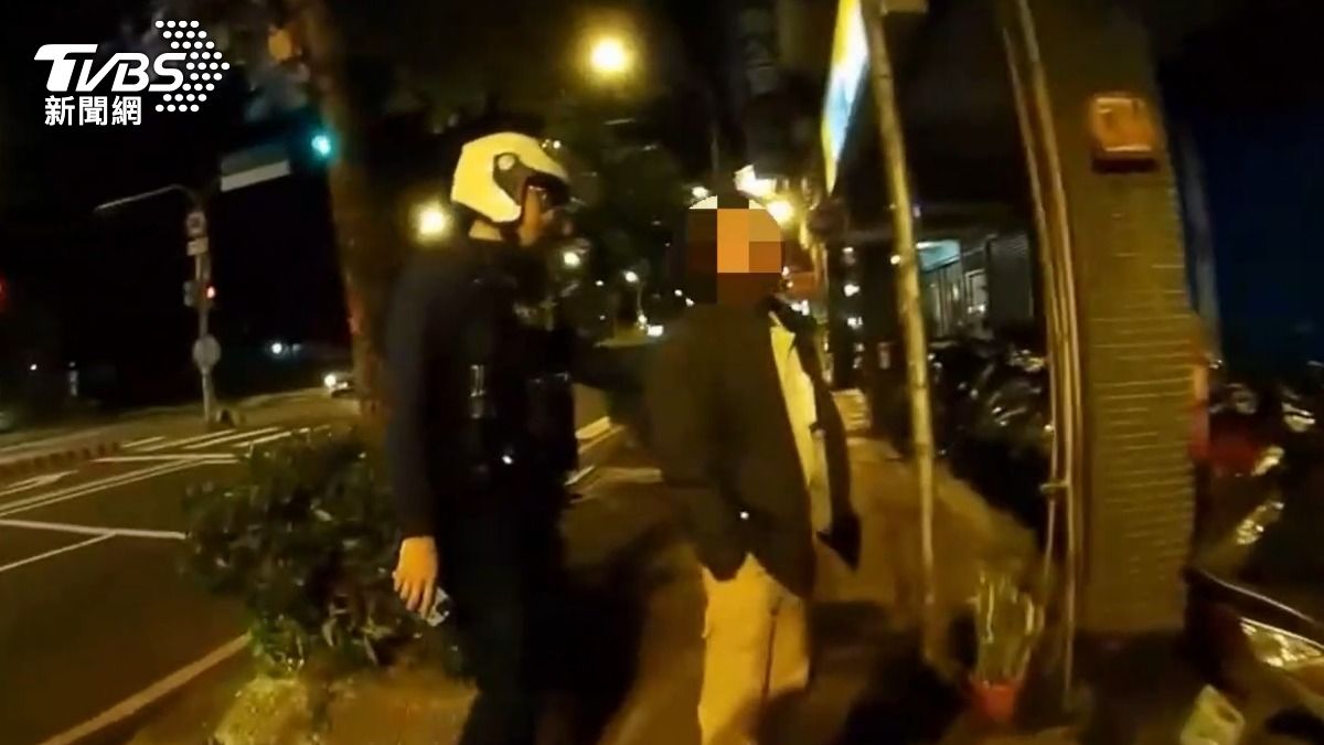 曾男與哥哥不配合員警調查還襲警,2人雙雙被壓制逮捕。(圖/TVBS)