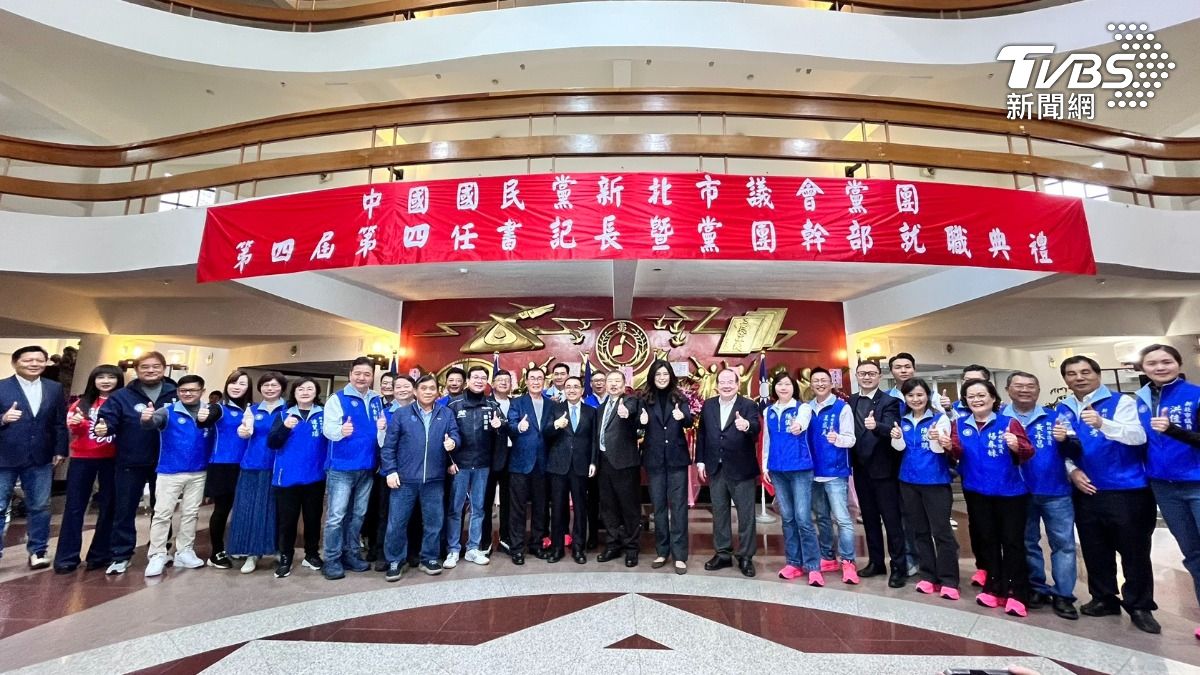國民黨新北市議會黨團今日舉行幹部交接儀式,新北市長侯友宜與國民黨主席鄭麗文同場出席,一同拉抬將代表國民黨出戰2026新北市長的台北市副市長李四川。(圖/新北市議會國民黨團提供)