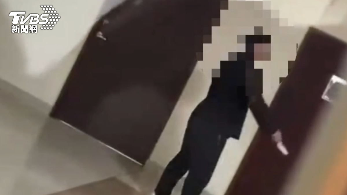 17歲的退學少年穿著舊校服潛入校園揮刀。(圖/TVBS)