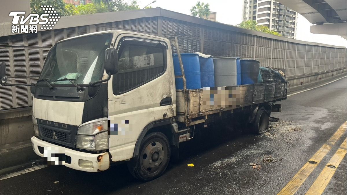 駕駛表示見到後輪冒火光，就緊急將車停至路邊。（圖／TVBS）