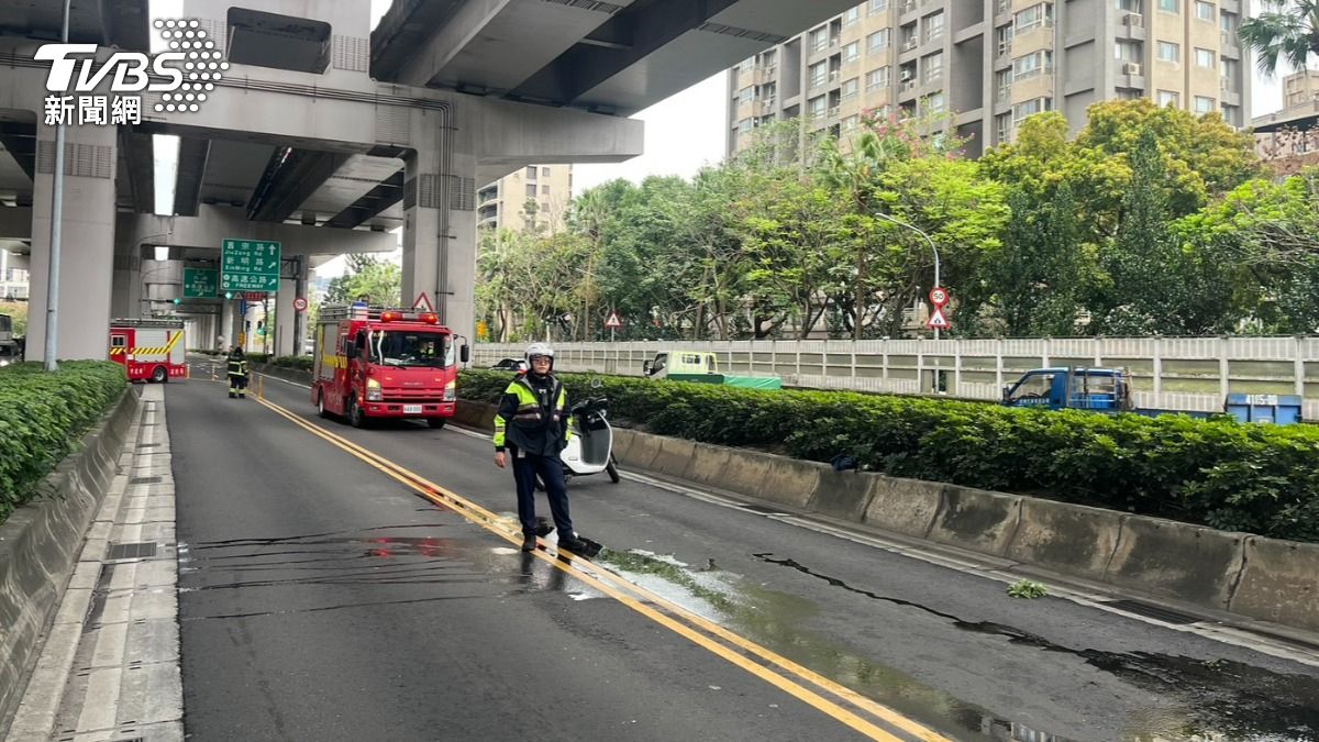 警方於環東大道南京東路匝道口進行交管。（圖／TVBS）