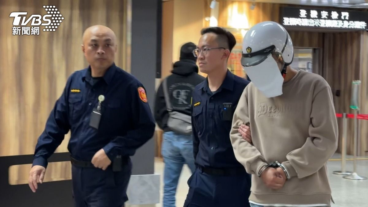男子疑似從大陸買兩隻貓，企圖夾帶搭機回台遭逮。（圖／TVBS）