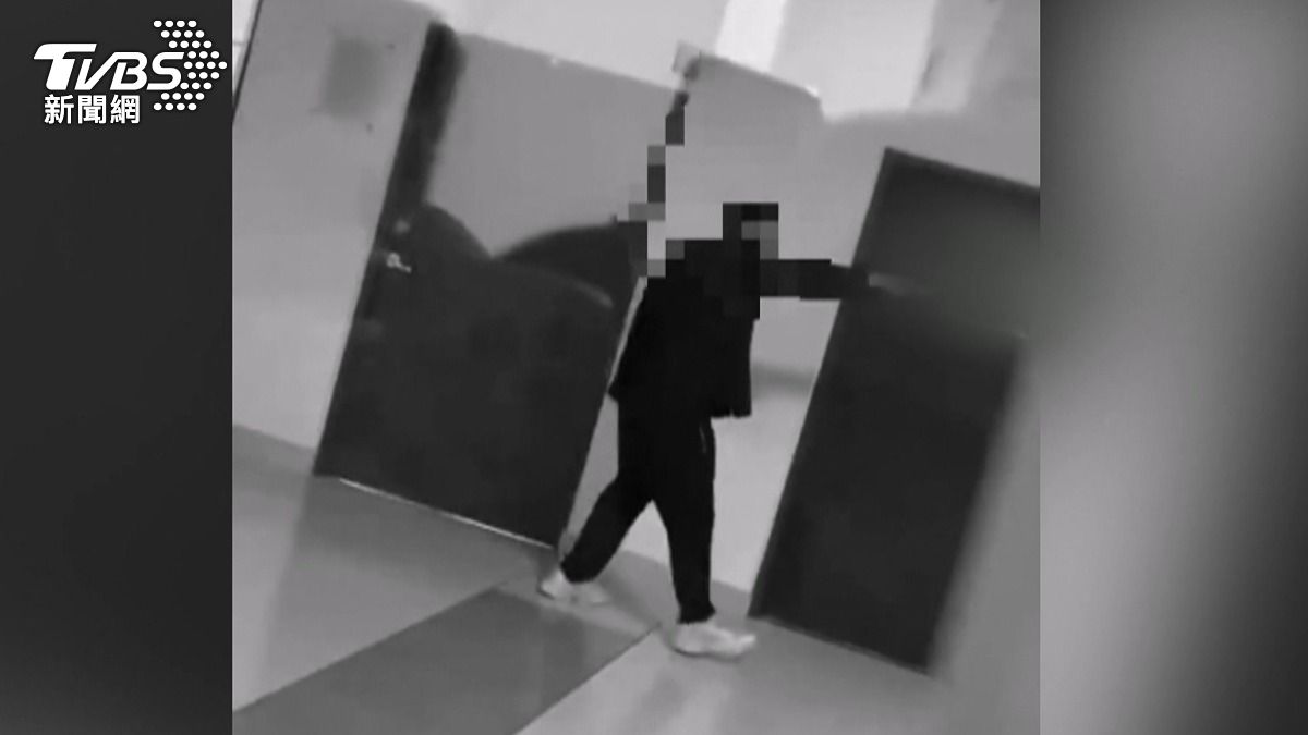 一名17歲已退學男子穿著制服潛入校園，並在走廊持刀咆哮，導致正在上課的師生驚恐不已。（圖／民眾提供）
