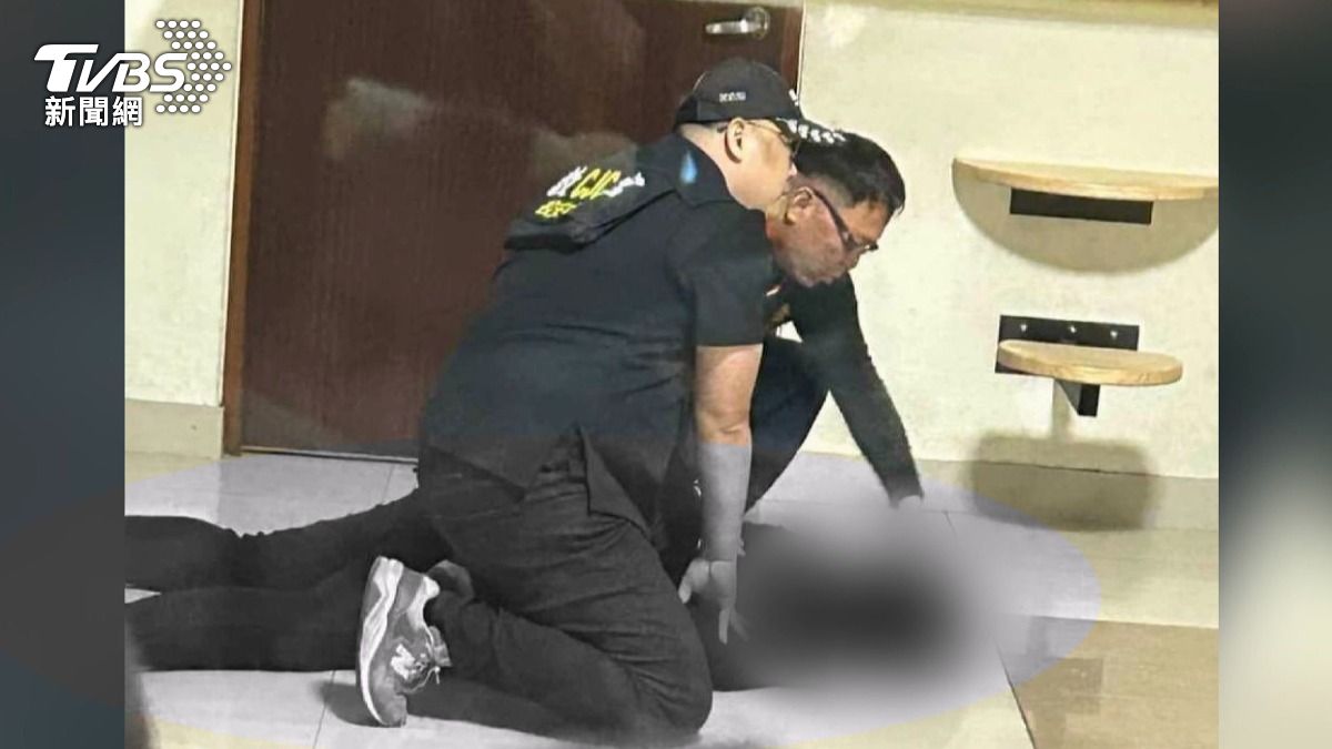 事發當時一名同仁從後方先制服該男子拿刀的手，隨後另外兩名同仁一同上前，三人合力將其壓制並搶走手中凶器。（圖／民眾提供）