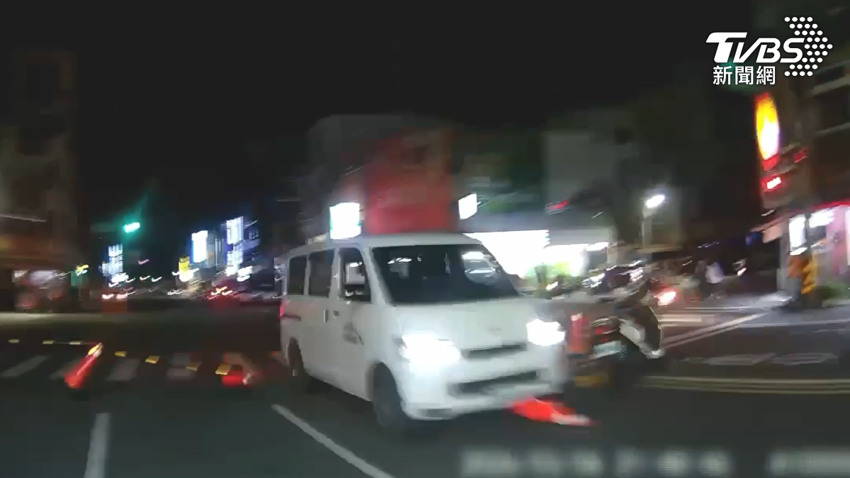 台南佳里挑戰蜈蚣陣金氏紀錄,道路進行交通管制,一名80歲老翁開車無故衝破管制區,員警立即攔下(圖/TVBS)