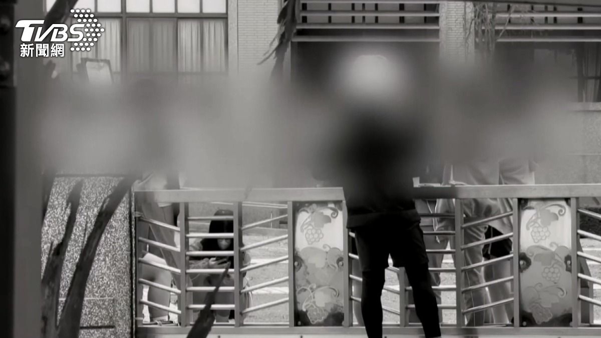 該名男子最後由警方帶走，校方也已安撫學生情緒並檢討門禁管制措施，避免類似事件再度發生。（圖／民眾提供）