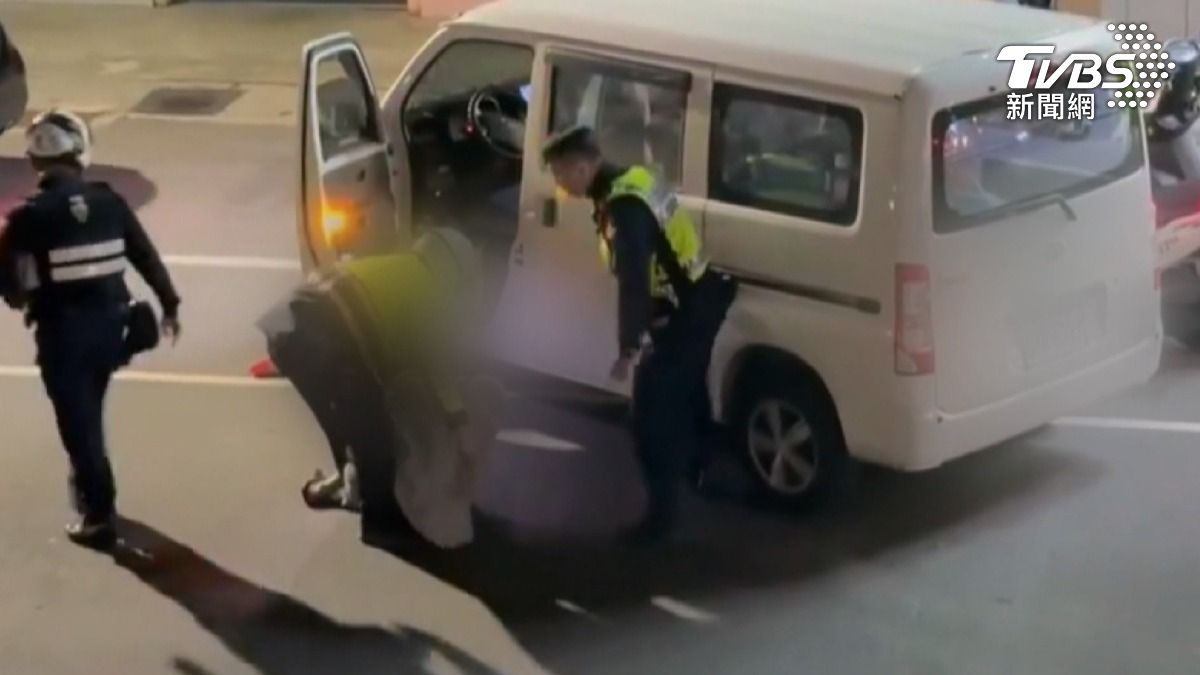 支援警力抵達後,3名員警先以肉身將老翁壓制跪地,隨後將他靠在車門邊控制(圖/翻攝爆料公社)