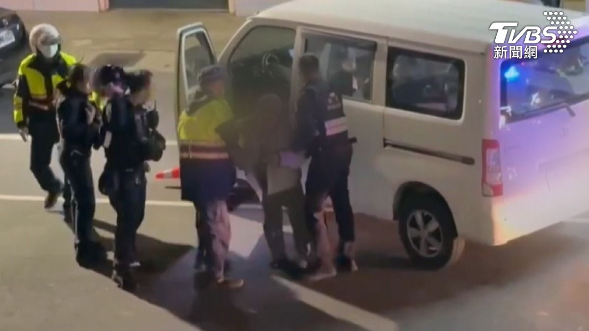 阿北聽不進員警的話,一直喊著要上班,員警難判斷他要幹什麼,才喝令他熄火下車,依警職法保護管束(圖/翻攝爆料公社)