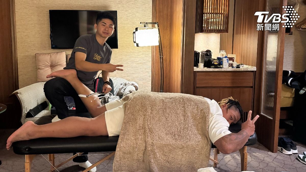 恢復師Paul替吉力吉撈放鬆。(圖/畫面提供@paul_sung_)