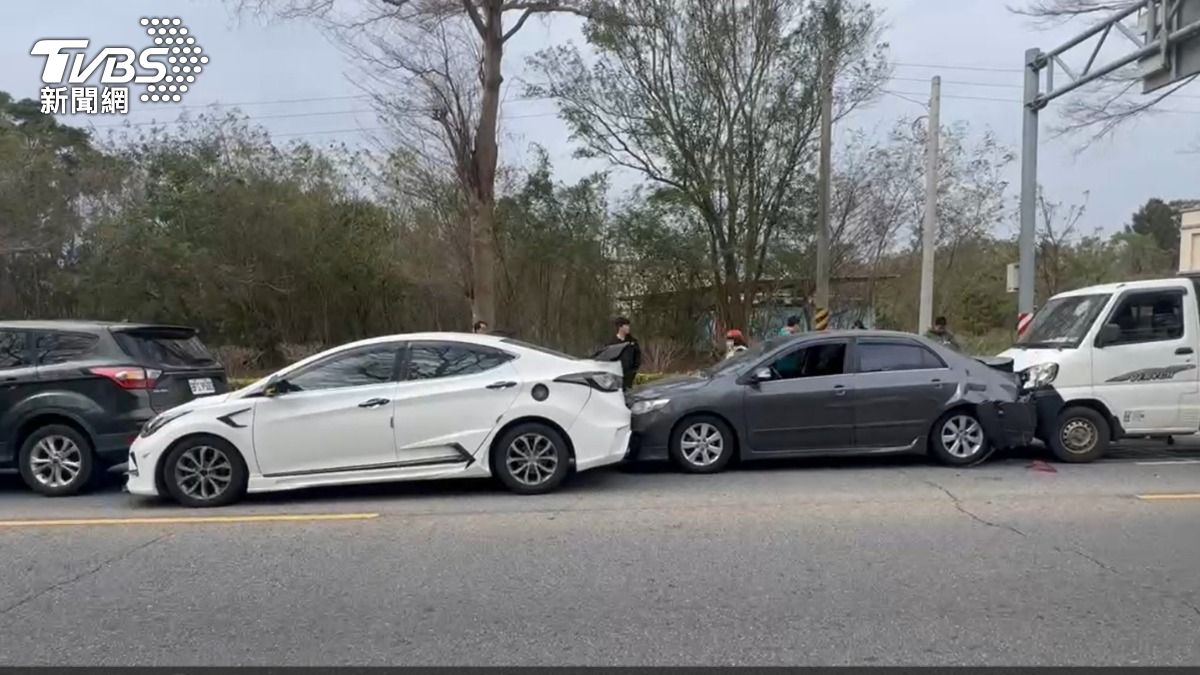 金門4車煞不住連環撞！貨車擋風玻璃成「蜘蛛網」司機頭破送醫