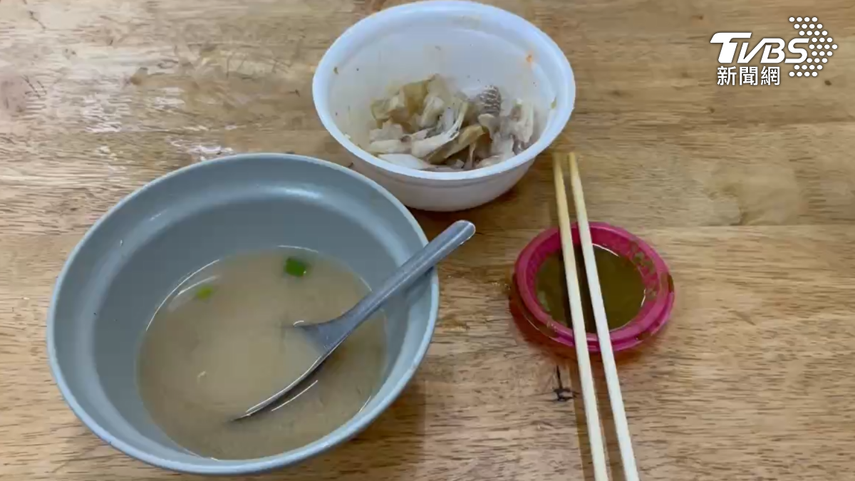 高雄一名陳先生，深夜到鳳山夜市點了一碗𩼣魚湯交代骨頭少一點，結果這魚肉沒幾塊，有半碗全是骨頭（圖／TVBS）