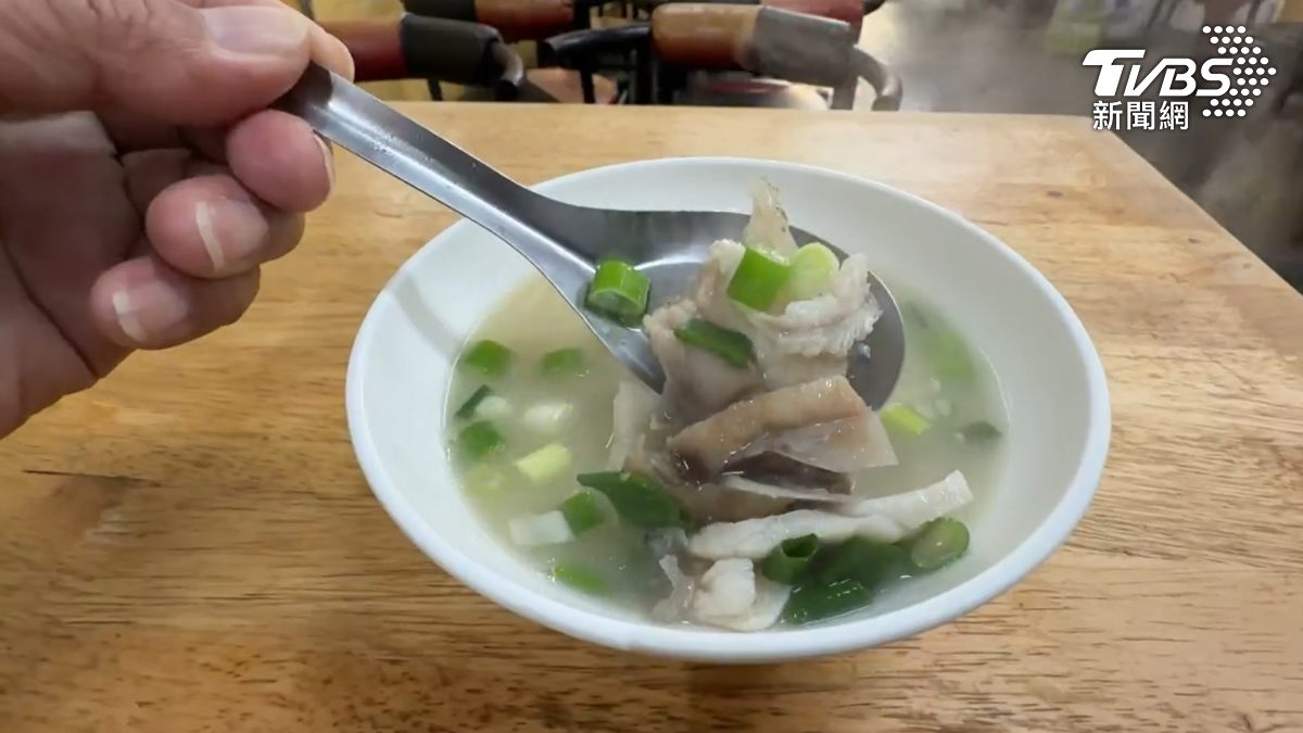 實際到現場點一碗，相同的𩼣魚湯，不過碗內有至少四五塊魚肉，吃完骨頭只有兩三塊（圖／TVBS）