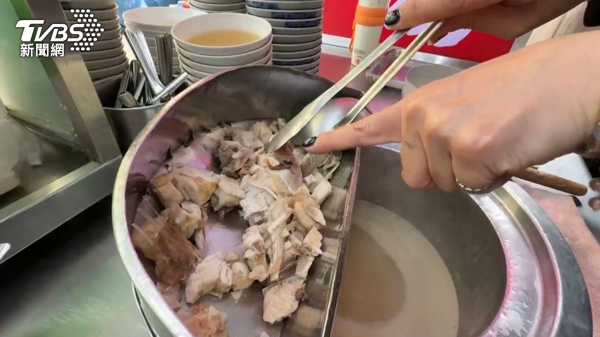 業者承認當下可能是聽錯了，以為都要魚頭，才會導致整碗都是魚骨（圖／TVBS）