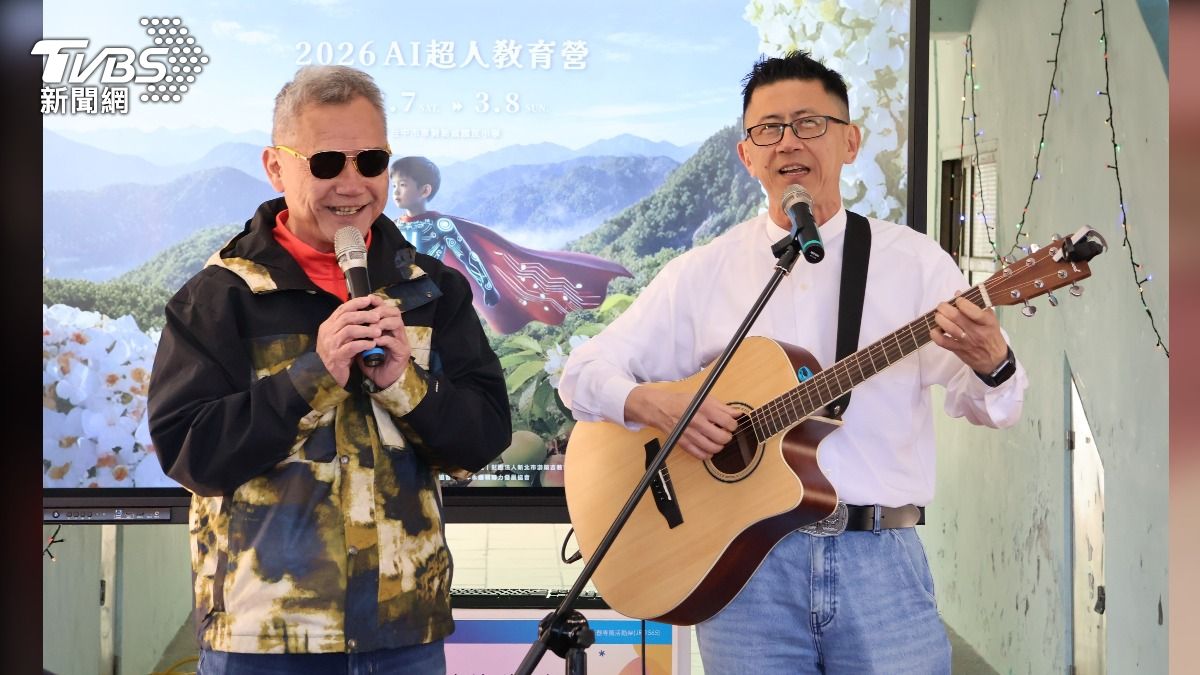營隊開幕式上,「優客李林」李驥(右)與「豆腐教授」沈中元(左)帶領孩子一同歡唱「快樂天堂」,現場氣氛熱絡。(圖/東海大學 提供)