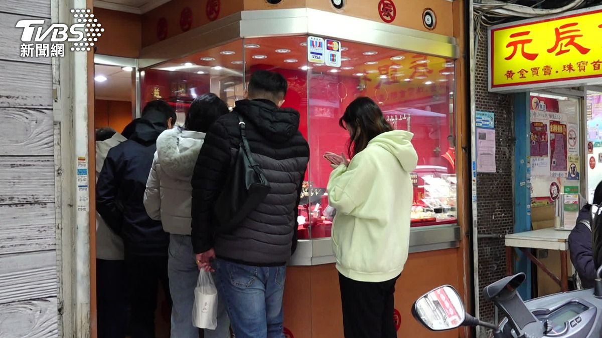 金價被外界點出出現避險失靈狀況，９號金價一度跳水，觸及每盎司5050美元，因此吸引不少民眾買賣黃金。（圖／TVBS）