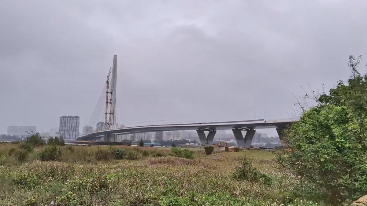 淡江大橋近期不斷傳出低頻噪音,居民表示生活嚴重受到影響。 (圖/翻攝爆料公社)