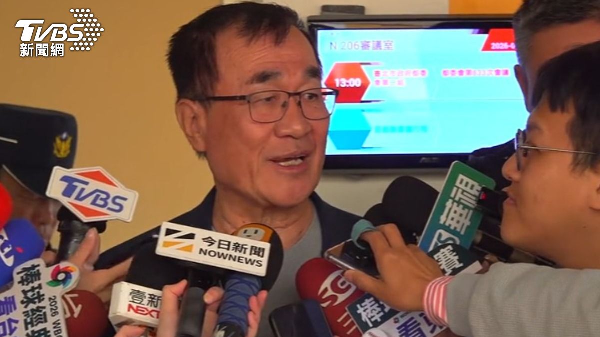 遭批選前搭舞台作秀,李四川反擊若為選舉今天大可不開會。(圖/TVBS)