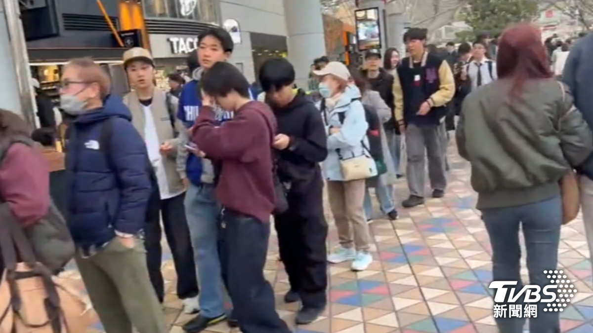 台灣球迷排隊進場。(圖/TVBS)