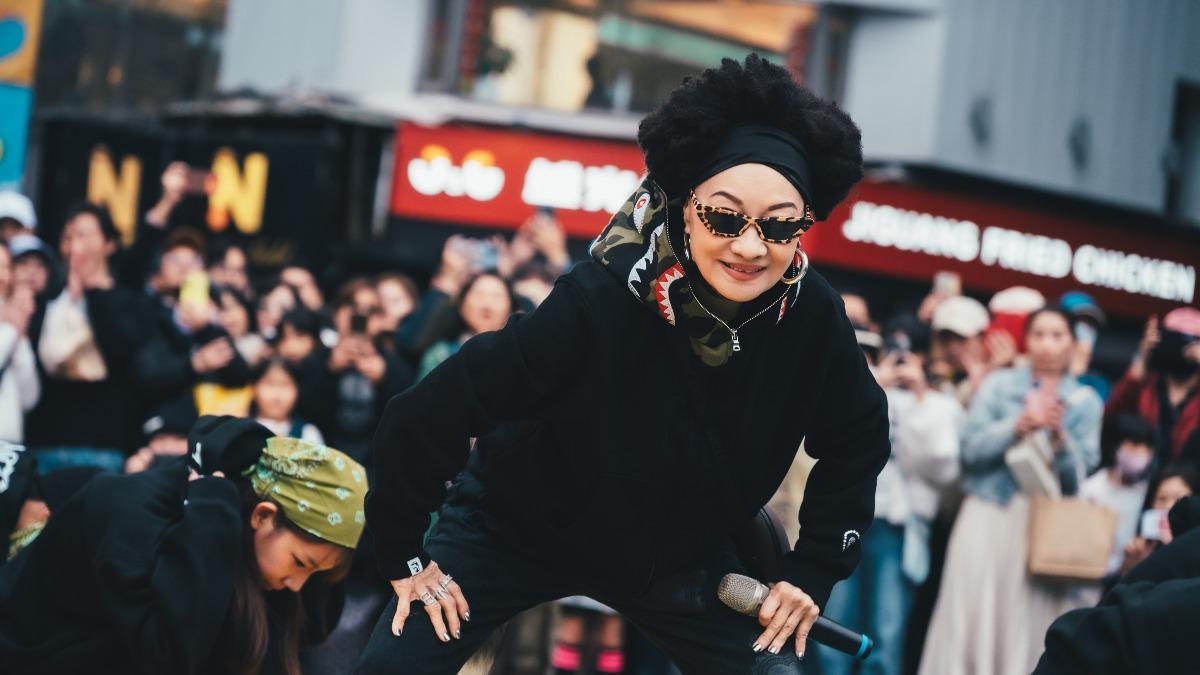 街頭暴動！「傳奇天后」信義區秀舞技全被拍　帥兒偷偷現身超暖