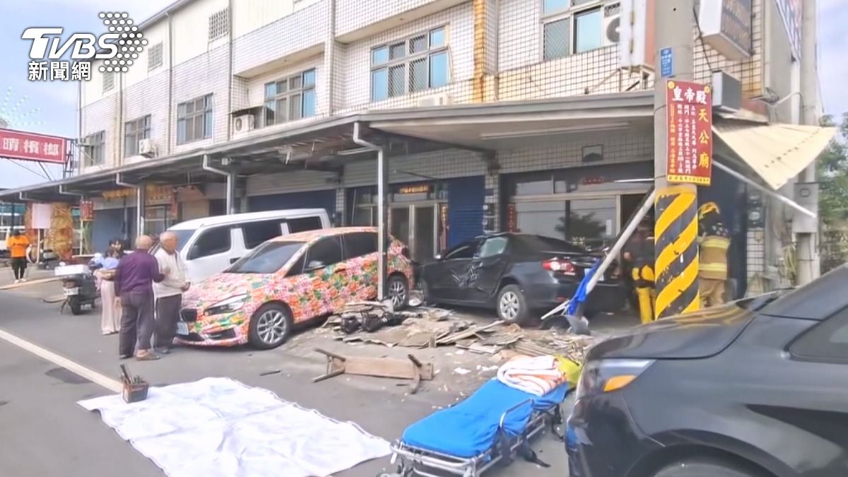 轎車高速失控撞進葬儀社！駕駛乘客雙雙受困　居民嚇壞：以為炸彈。(圖／TVBS)