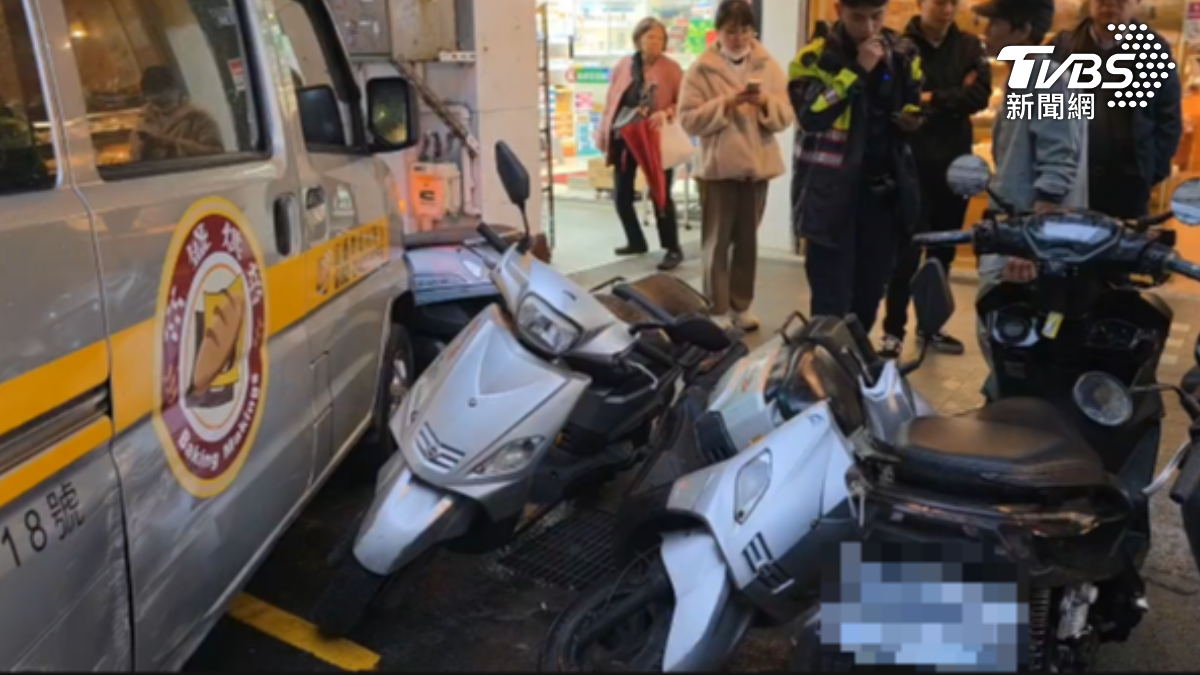 林姓男子偷車釀車禍，5台汽車、多輛機車慘遭波及。（圖／TVBS）