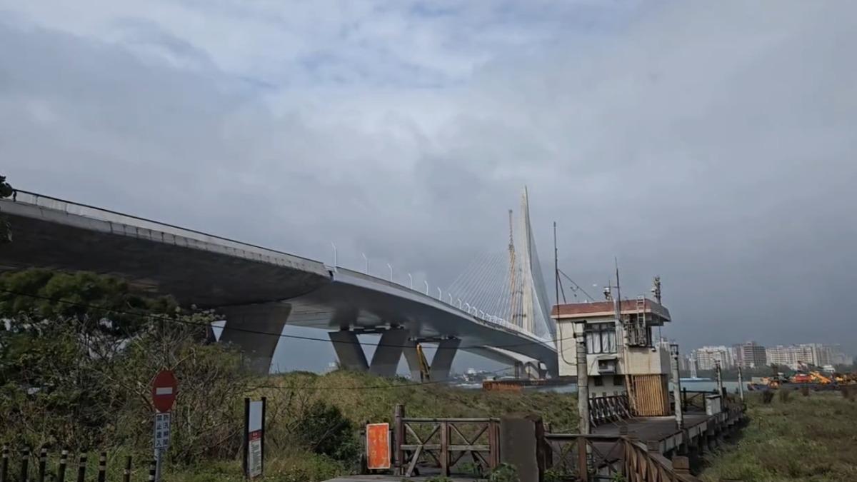 淡江大橋附近,只要有東北風吹過,就會發出擾人魔音。(圖/鄭宇恩提供)