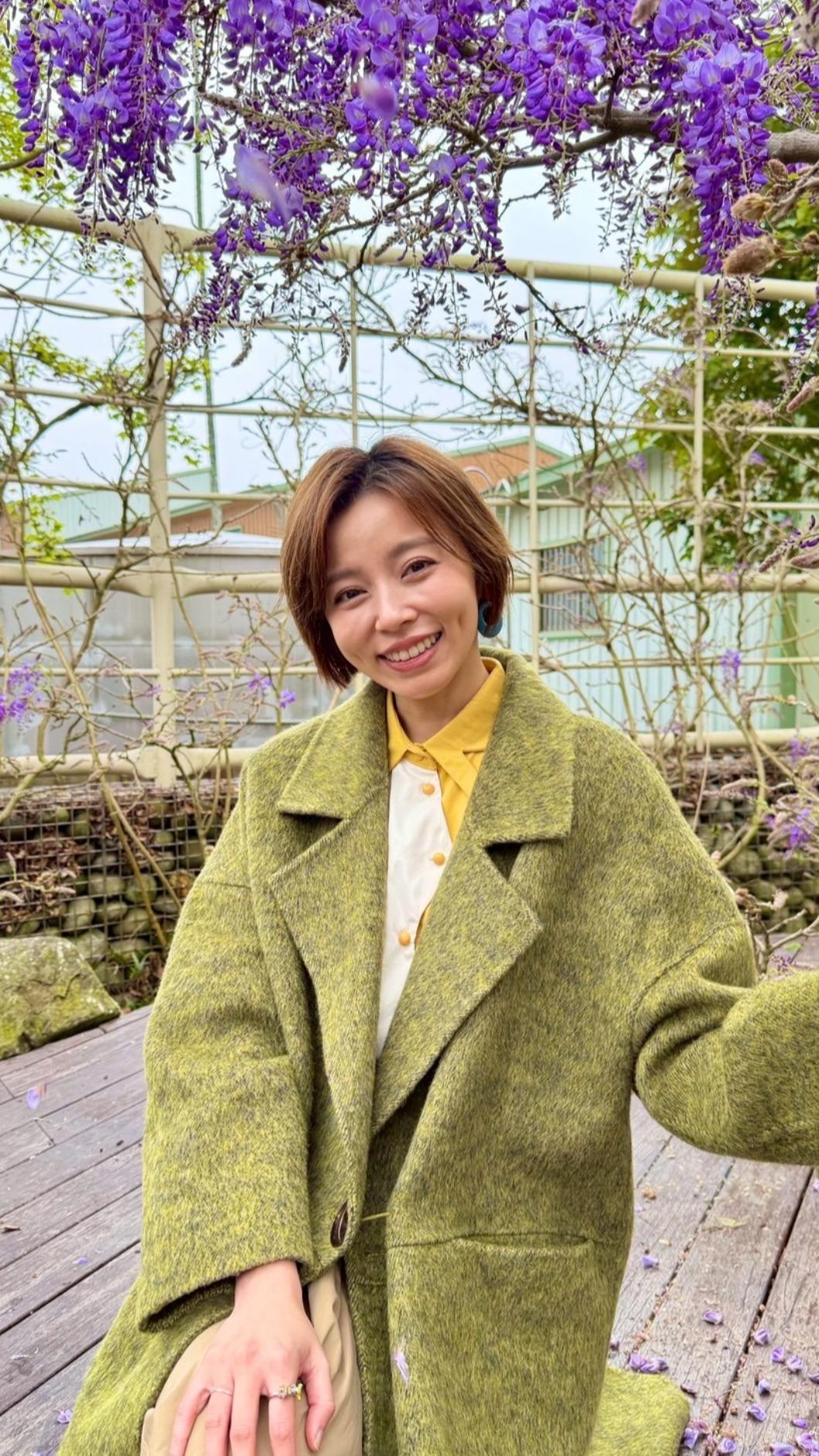 王瞳花海中留下倩影。(圖/民視提供)