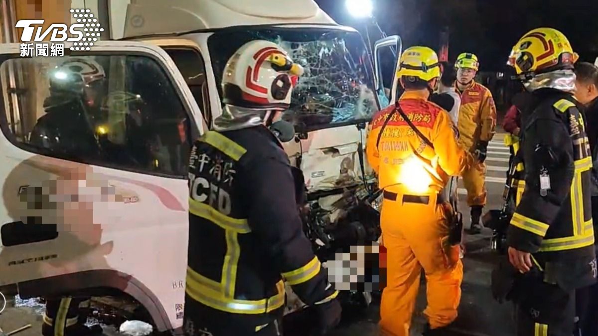 紅燈停2秒就被撞 台中貨車頭「揉成廢鐵」司機雙腳夾困痛哀號