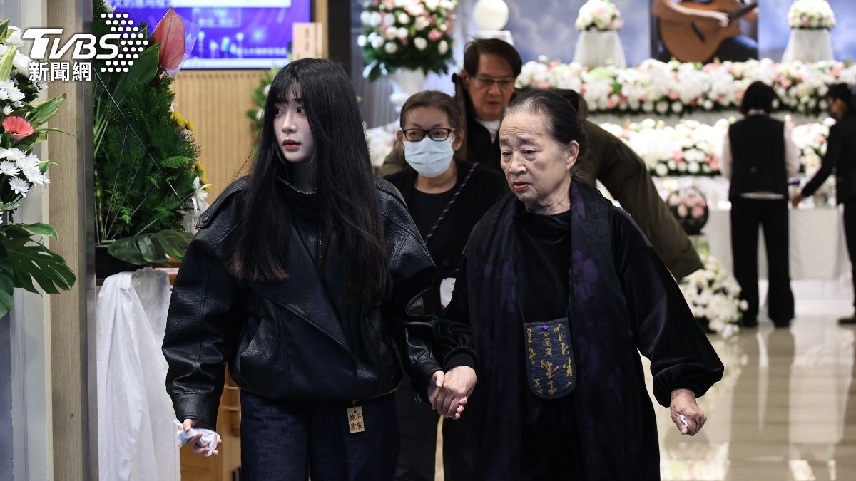 袁惟仁女兒攙扶奶奶。（圖／張哲銘攝）