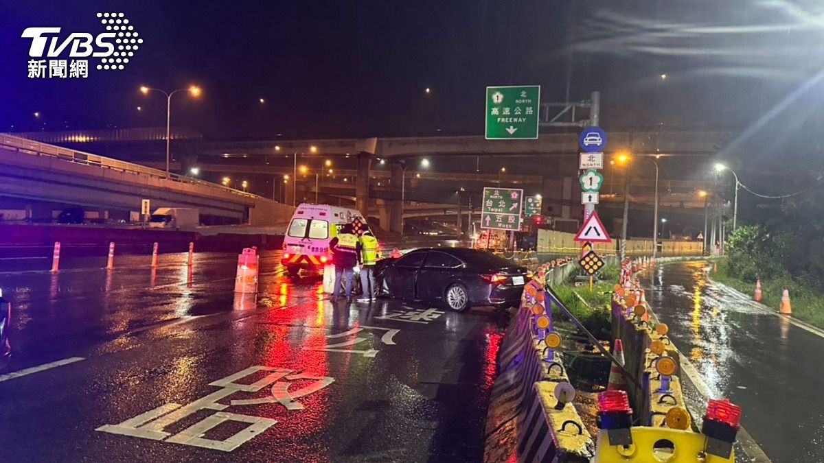 機場接送出意外！新北小轎車深夜猛撞匝道分隔島　疑雨釀禍