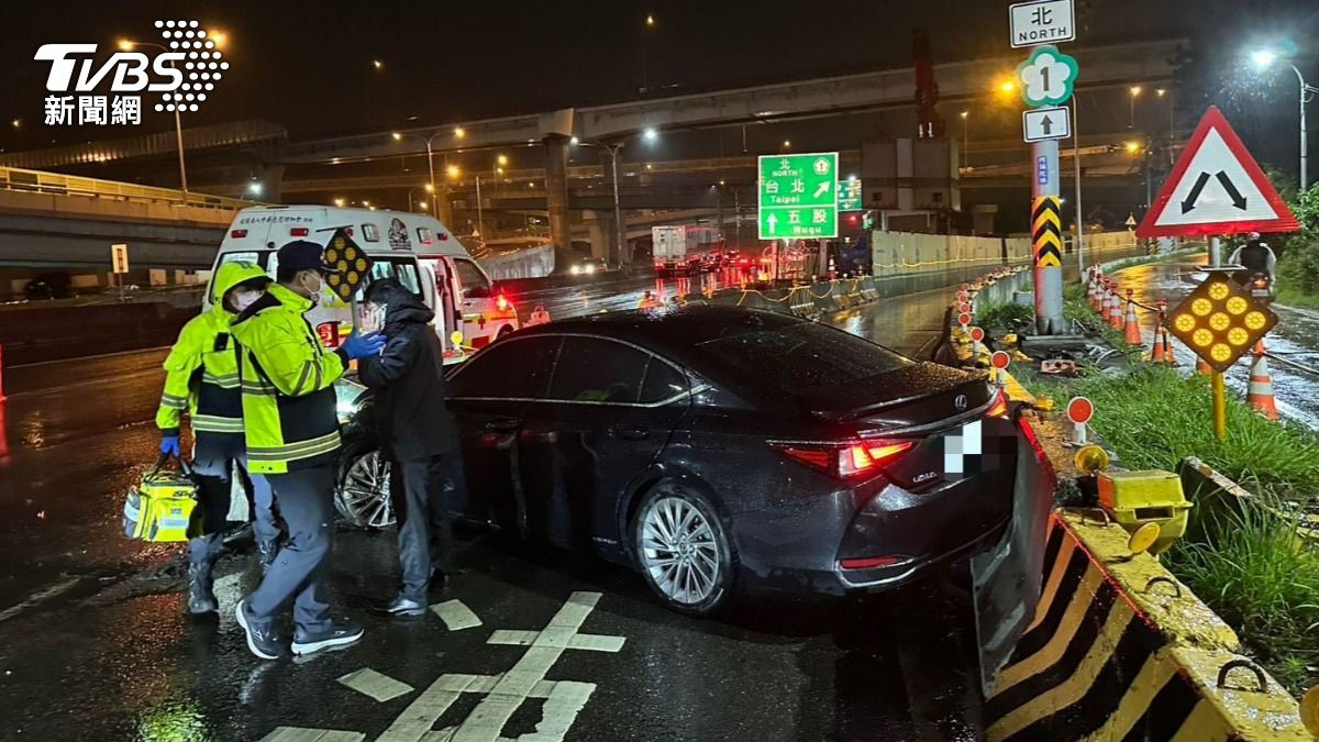 小轎車自撞分隔島,警消到場救援。(圖/TVBS)